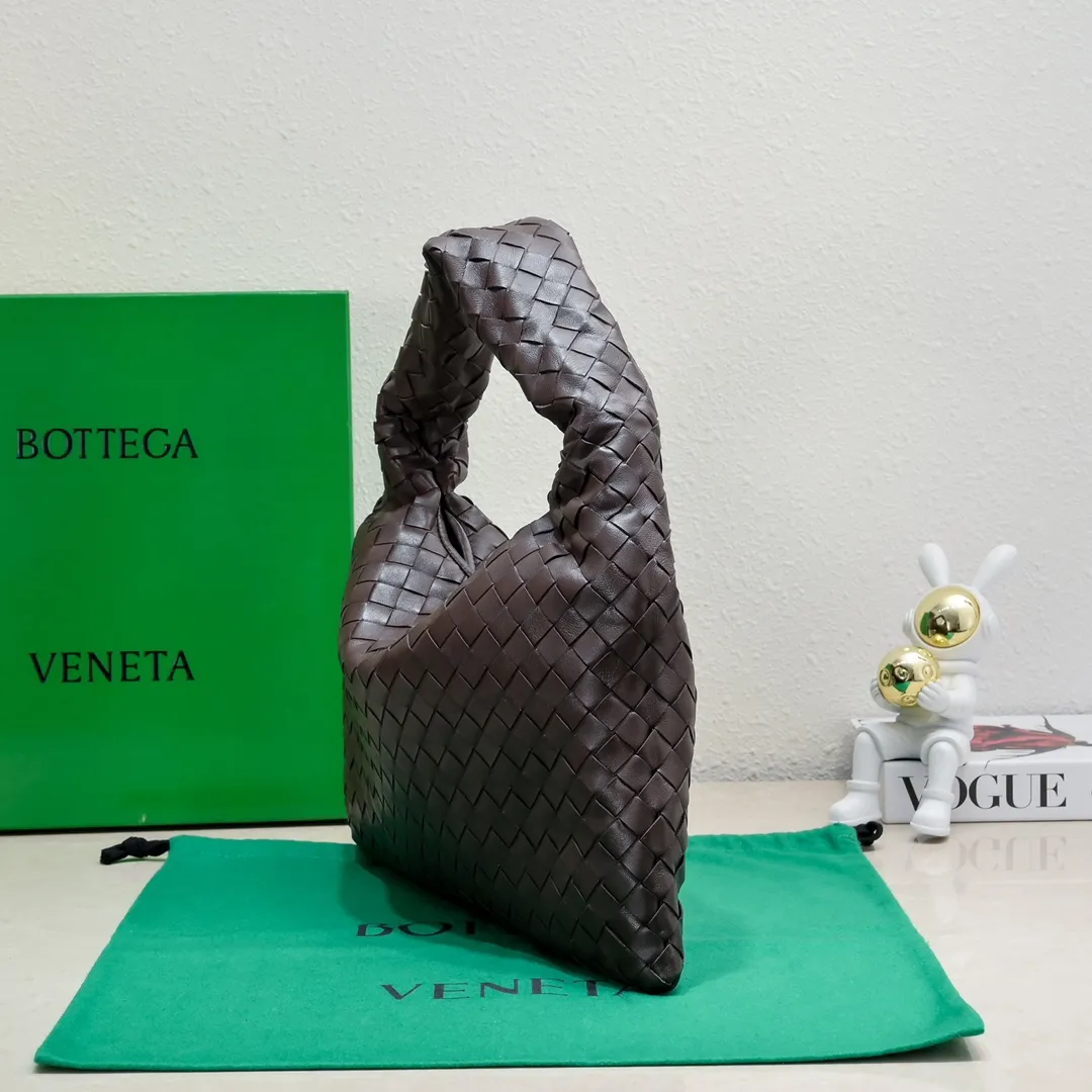 Batch 1860 #Bv new small HOP bag, the bag body and handles are made of a whole piece of woven leather. The bag body is soft and lazy. Hop symbolizes the praise of innovation and eternal craftsmanship [love]. The pyramid silhouette combines practicality and fashion. It is modern and casual. The double-sided closure design of the bag mouth is more convenient and safe! The cowhide texture also makes the bag more wear-resistant and durable. A must-have for fashionable ladies who like minimalism yet comfortable and casual! Size: 41x20.5x7.5, Model: 3966#